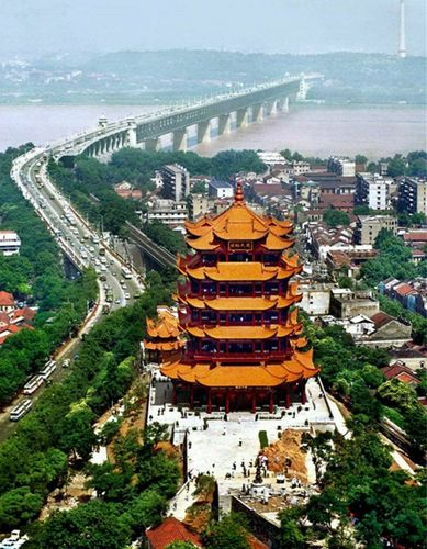 新黄鹤楼与武汉长江大桥相辉映