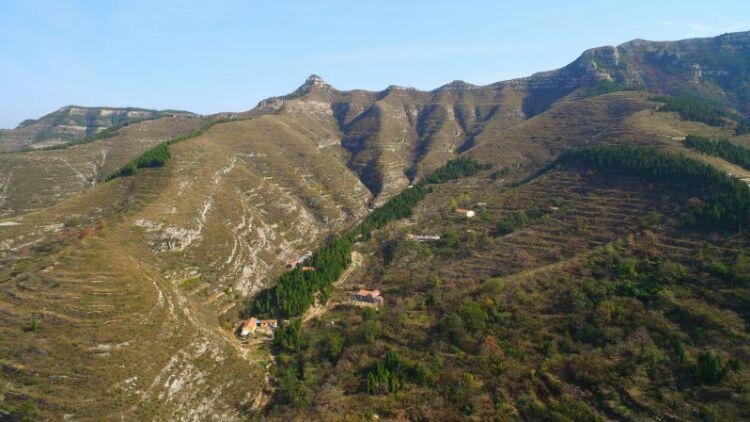 有一个美丽的山村,那就是青州王坟腰庄村(青州龙脊山风景区),山村里
