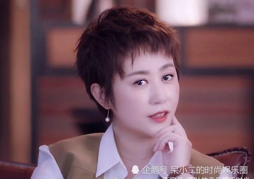 看图中她剪了一个清爽的短头发,让她特别的有少女感,好像一下子就年轻