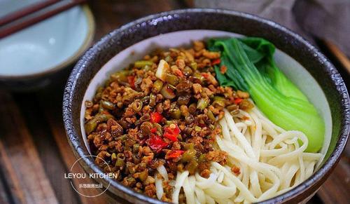 第十步:把面条和青菜捞入碗中,再盛一些酸豆角肉末,即可上桌.