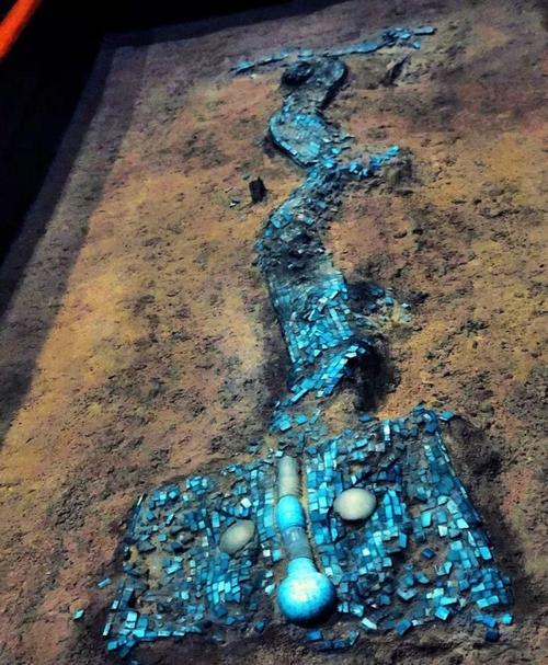 二里头遗址出土的绿松石龙形器头部