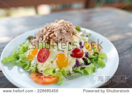 clean food tuna fruit salads (focus at tuna)