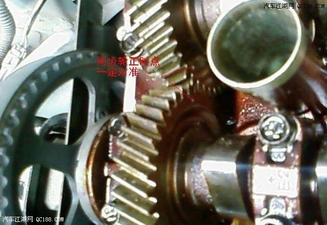 凸轮轴瓦盖缺口对准凸轮轴正时轮k标记即可,挂上正时皮带,此时也就