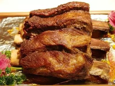 用料:牛排骨,蜂蜜,大蒜,香葱 1.