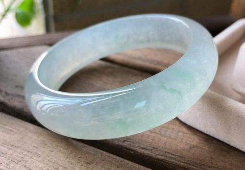 几百块钱的翡翠手镯,有真有假品质不好,不建议入手