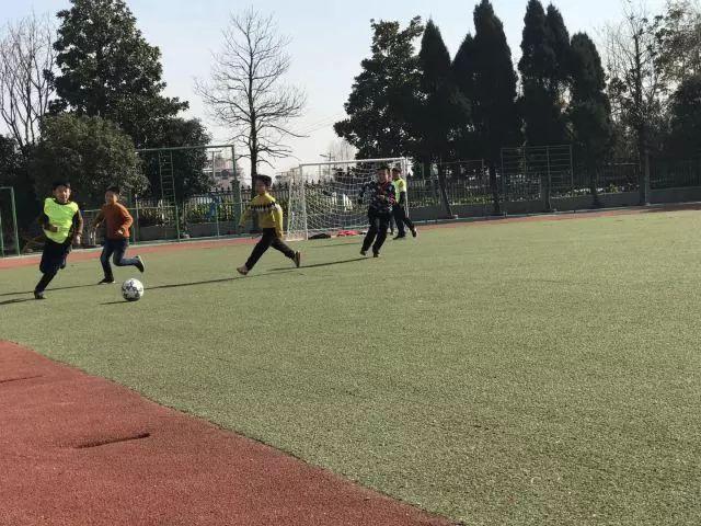 转塘小学回龙校区校内足球联赛,赛出青春风采