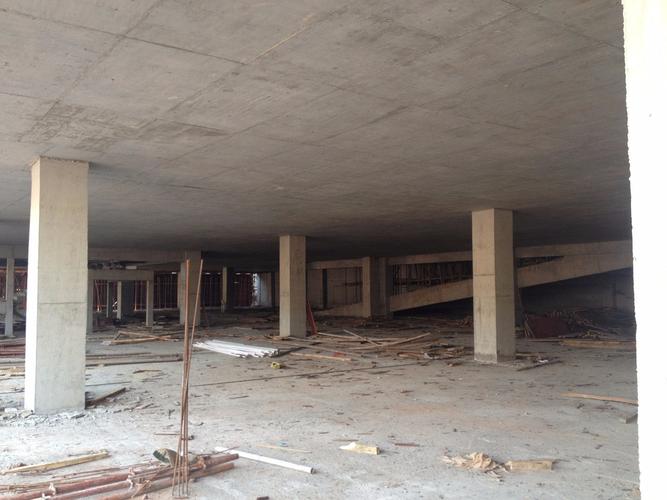  p>无梁板是指板无梁,直接用柱头支撑,包括板和柱帽.