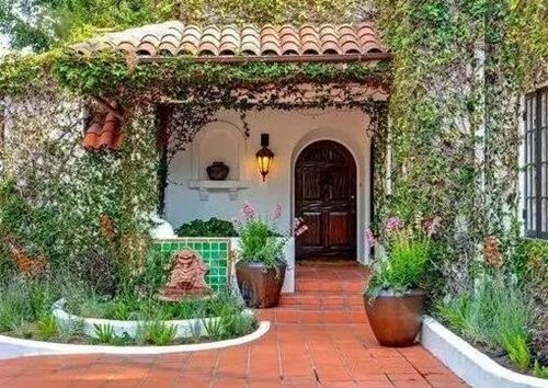 西班牙风格房子花团簇拥.