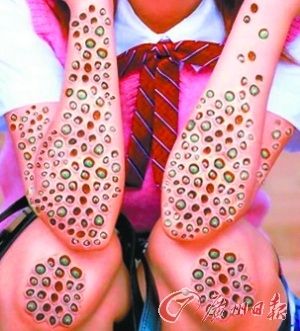 网友ps图片,将莲蓬与少女的皮肤进行合成,严重激发"密集恐惧".