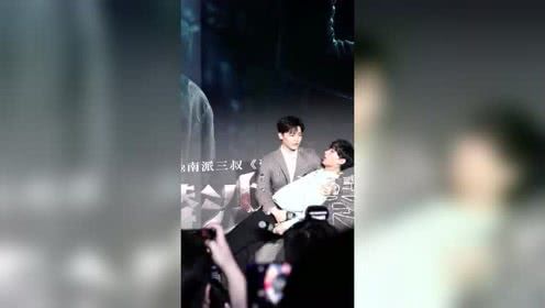 侯明昊成毅现场重现瓶邪情谊,这个公主抱原著粉期待良久,真爱.