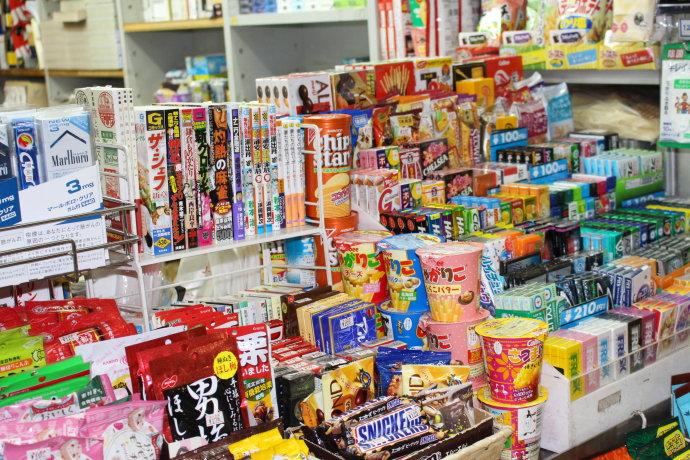 商店里的各种商品琳琅满目
