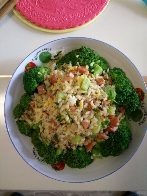 西兰花鸡蛋香肠炒饭