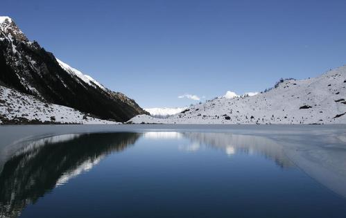 冰湖是梅里雪山冰川融化的雪水汇集而成形成的深绿的海子,因为冰湖
