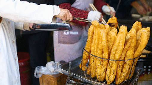 这碗卖了30多年的热粥配上烧饼夹油条就是徐州早餐界的神话
