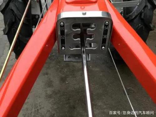 所以拖拉机挂一档起步只要稍微给点油门就不存在熄火的说法.