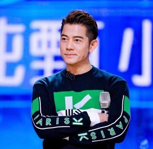 54岁郭富城不服老!背头发型配西装变帅大叔,男神颜值不输小鲜肉