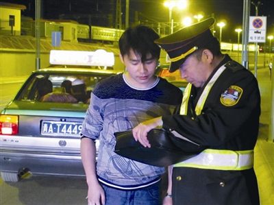 晚上西火车站出租车违规多 运管两小时查处15辆