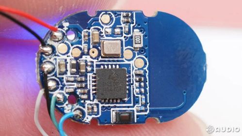 耳机主板内侧是蓝牙主控芯片及其外围电路.