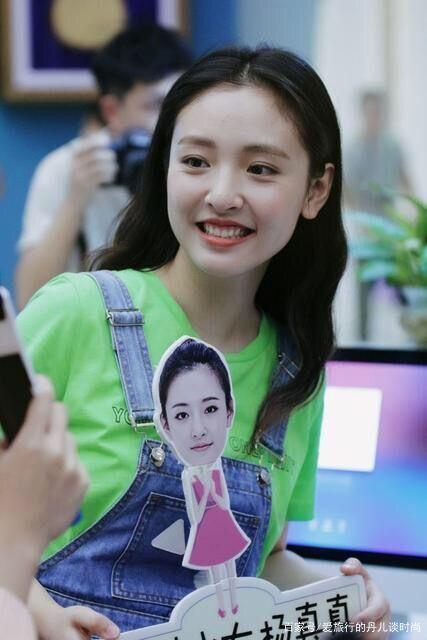 "甜力少女"吴倩:青春少女穿搭示范,减龄又甜美
