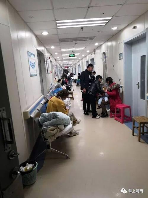 气温骤降 儿科肺炎患儿多!渭南中心医院住院部楼道内加满病床