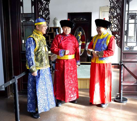 2019年2月9日,大年初五,辽阳的满族人在一起,他们穿着