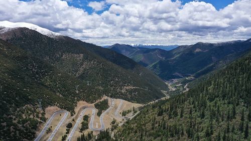 这是6月1日在318国道川藏线上拍摄的"天路十八弯"(无人机照片).