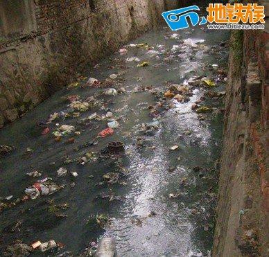 南京迈皋桥地铁边又现臭水沟 饭店垃圾污水直排