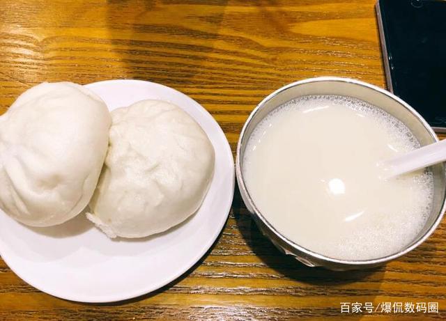 早餐豆浆 包子,午餐饭后果汁,晚餐一碗粥,而其中的主力军就是这台破壁