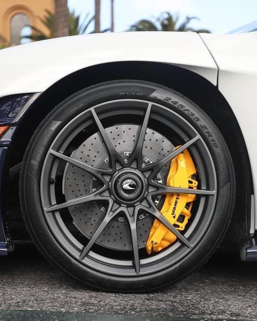 迈凯伦超跑现身街头,为纪念车神塞纳而生,如今一车