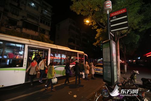 地方频道 2011上海频道 图片新闻 图为46路公交临汾路共和新路站牌上