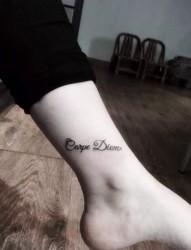 小腿个性英文字母纹身