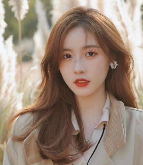 过新年烫什么发型好看?试试2021年流行的"蓬松烫",减龄显脸小