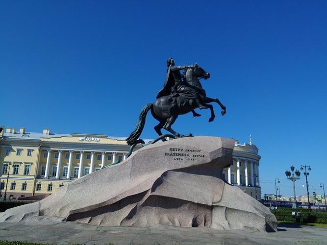 圣彼得堡的标志--位于十二月党人广场的彼得大帝青铜骑士塑像威武雄壮