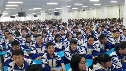 榆林实验中学的咨询会现场,同学们太热情了!