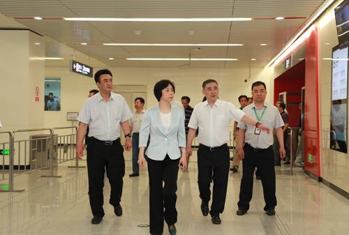 闫继红率队试乘石家庄地铁