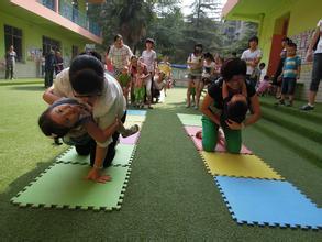 趣味亲子游戏:袋鼠接力