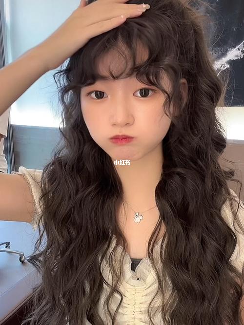 2021法式慵懒卷发 法式卷发特能显是女孩的_发型_卷发