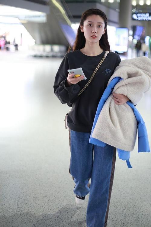 王子璇街拍:卫衣喇叭裤帆布鞋 甜美校园风