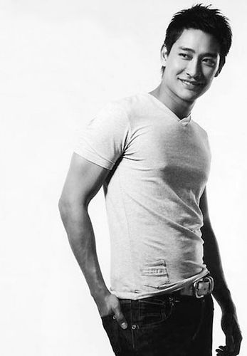 作为泰国明星在中国内地观众中人气最旺的一个,外形酷似黎明的pong被