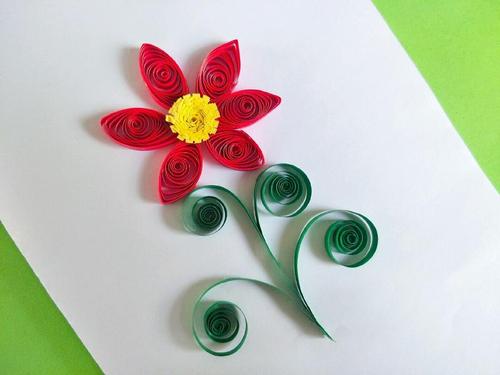 今天带来的作品是衍纸花朵,简单又好看,它主要运用了衍纸的眼线卷,紧