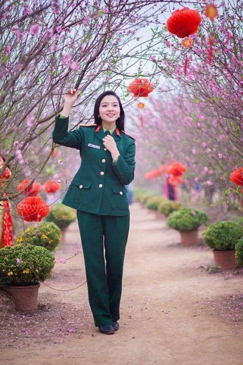 以下就是一组越南美丽女兵的组图,让大家一睹越南女兵的风采.