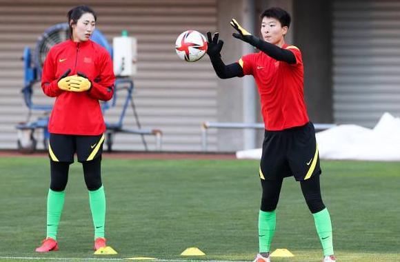 女足3:2拿下韩国队,王晓雪勇敢堵枪眼,反观国足简直是不堪入目