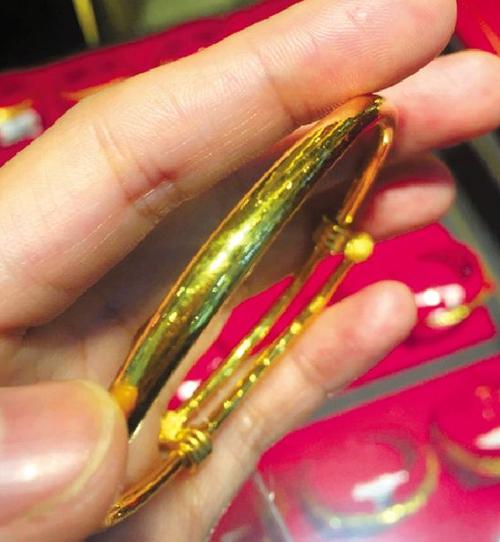 为了给老婆一个惊喜,特意到老凤祥珠宝专柜花9000多元买了一只金镯子