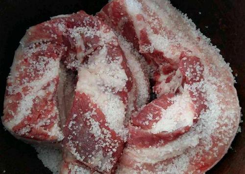 四川人腌腊肉,除了加盐,这2样才是关键,就算放一年都
