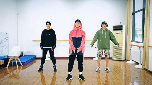 扩展资料: un1-sd全能少年团是乐风艺社旗下全新歌舞少年组合,读音同