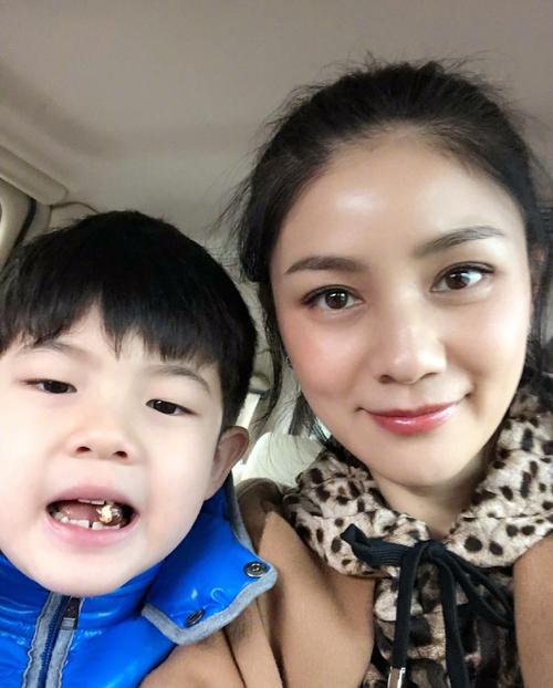 胡可晒安吉最新合照网友我们的安吉开始换牙了