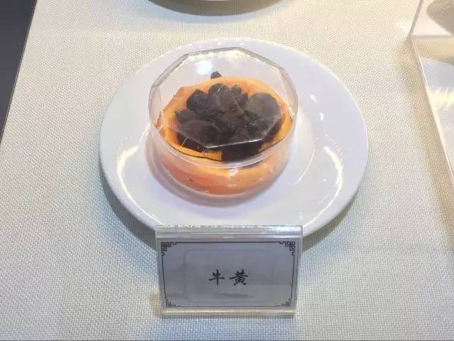牛黄马宝为马的胃结石,狗宝为狗胃内结石,牛黄为牛的胆结石,它们均