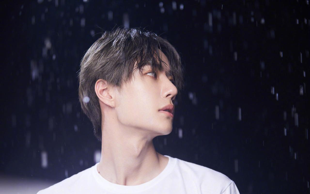 王一博雨中帅气写真图片桌面壁纸