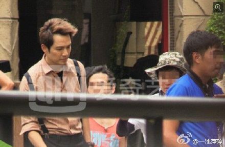 钟汉良妻子曝光疑是设计师谢易桦 泰国被拍与神秘母女相会_手机搜狐网