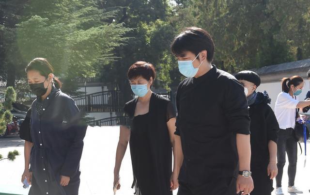 原创沈力遗体告别仪式倪萍朱军等人现身,与赵忠祥珍贵合影曝光